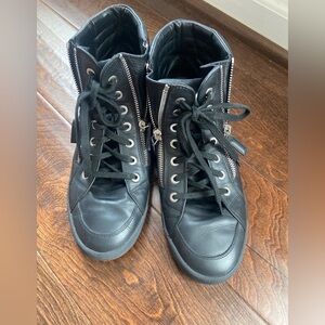 Chanel pearl high tops interlocking CC
2014 Karl Lagerfield